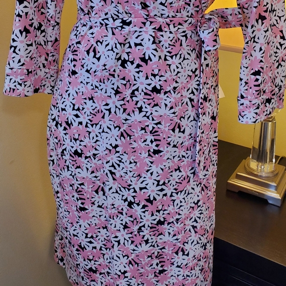 DIANE VON FURSTENBERG Wrap dress, size 10, excellent condition, dry cleaned. - Picture 11 of 13